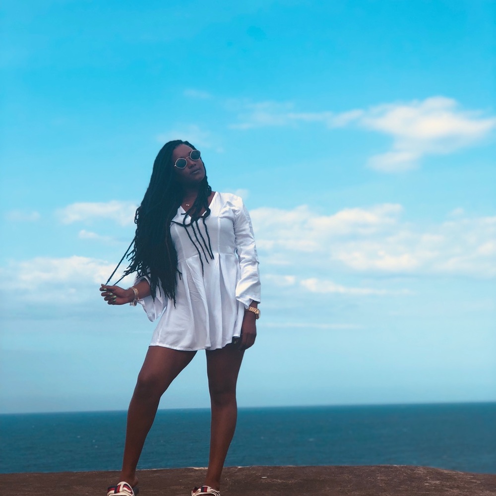 Meet your Posher, Mona